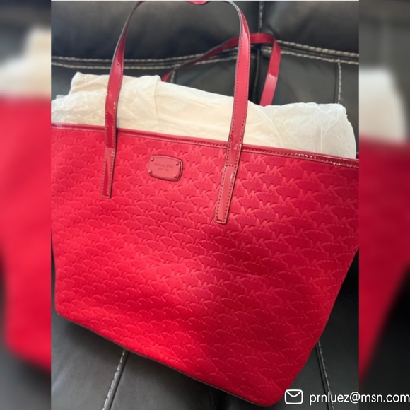 Michael Kors Emry Large Neoprene Fabric Shoulder Bag - Picture 2 of 12